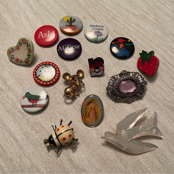 15 different kinds of pins metal wood and ceramic - Picture 4 of 7
